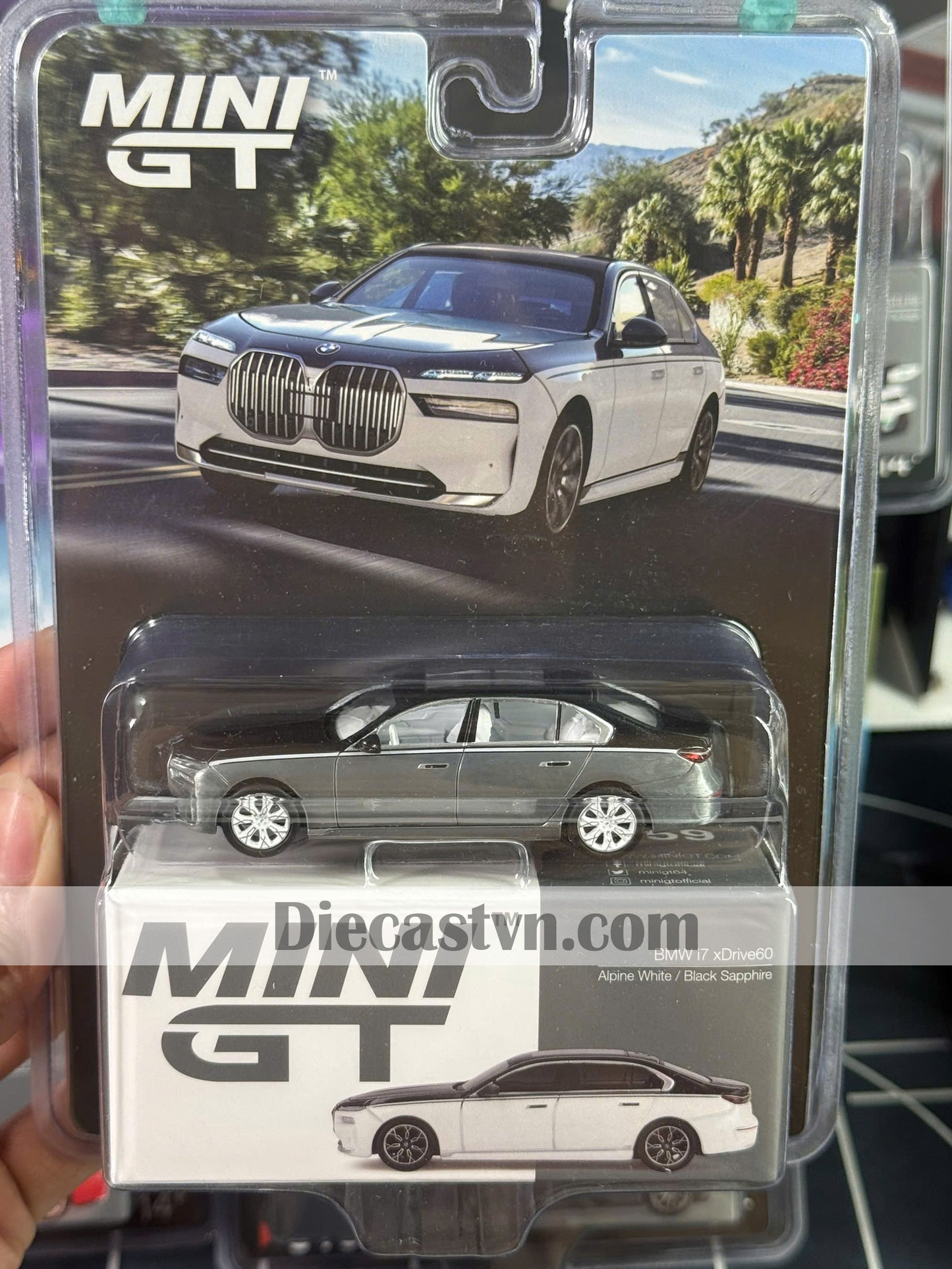 Mini GT MGT00959 BMW i7 xDrive60 Alpine White / Black Sapphire (Chase)