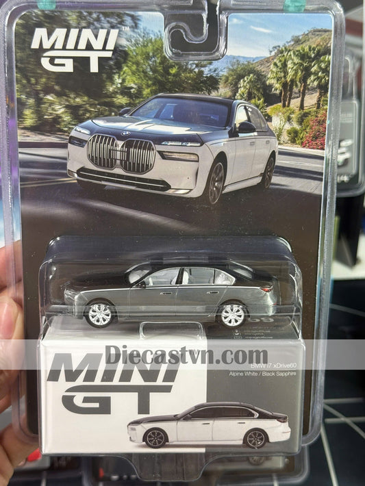 Mini GT MGT00959 BMW i7 xDrive60 Alpine White / Black Sapphire (Chase)